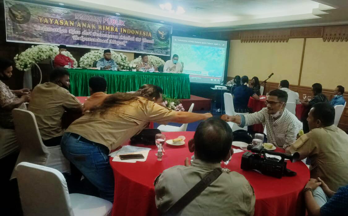 Tommy F.M ; Yayasan ARIMBI Turut Mensosialisasikan Bahaya Limbah B3 (Minyak Mentah) di Kehidupan Mendatang