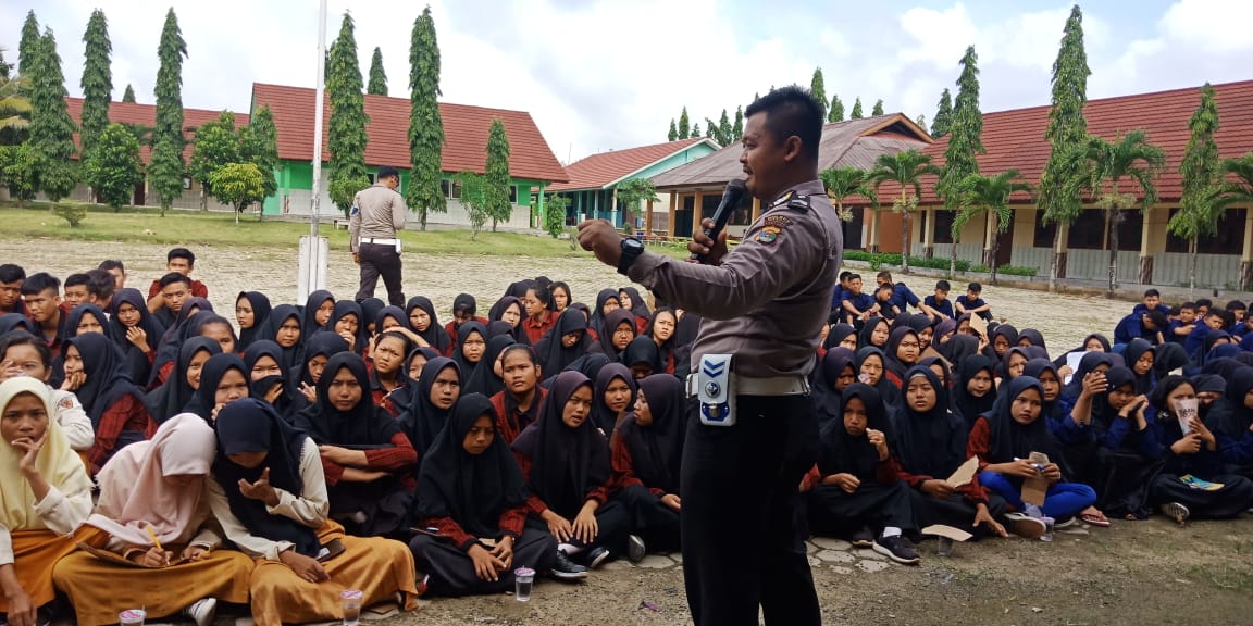 Satuan Lalu Lintas (Satlantas) Polres Mesuji melakukan road show di Sekolah Menengah Atas Negeri 1 Simpang Pematang