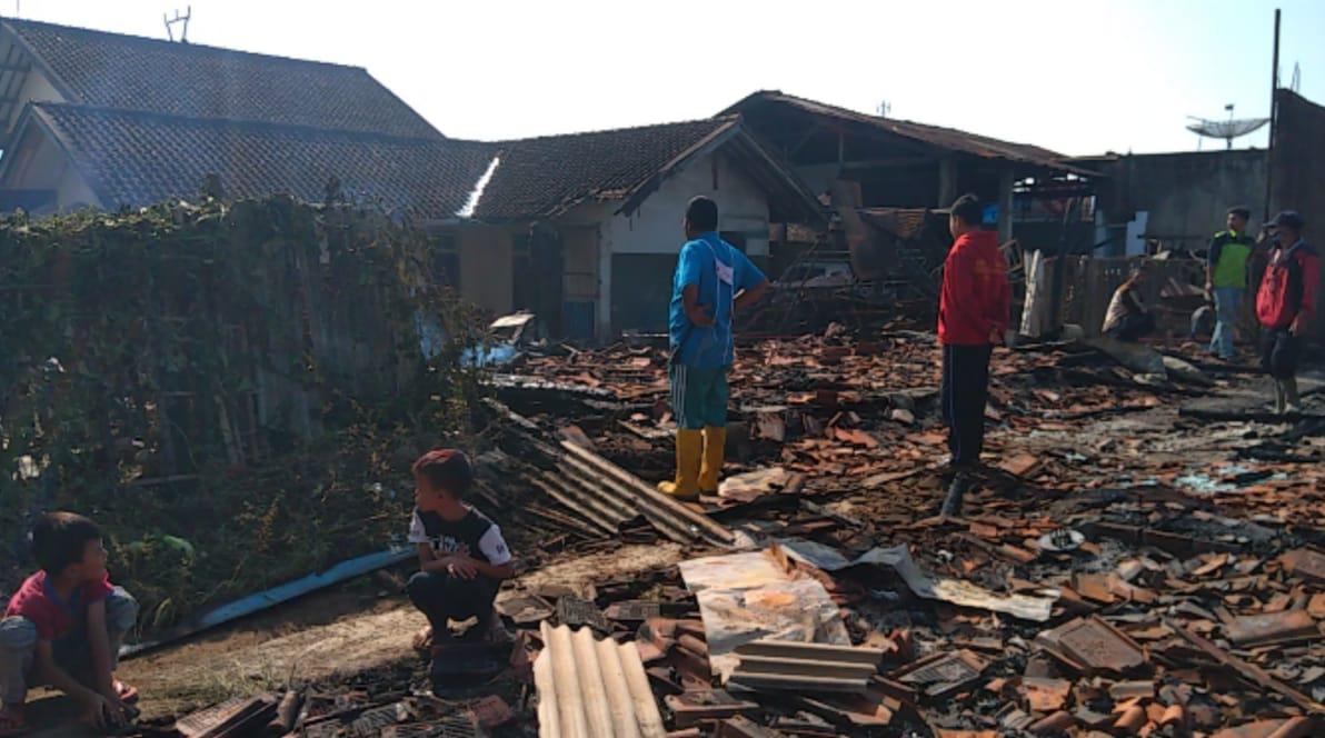 Kebakaran Hebat, Ratakan 7 Rumah Warga Di Cikajang Garut