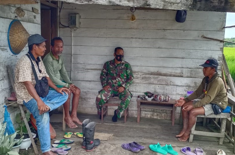 Tak Hentinya Serda Susilo Ingatkan Warga Desa Binaanya Agar Selalu Waspada Terhadap Tindak Kejahatan