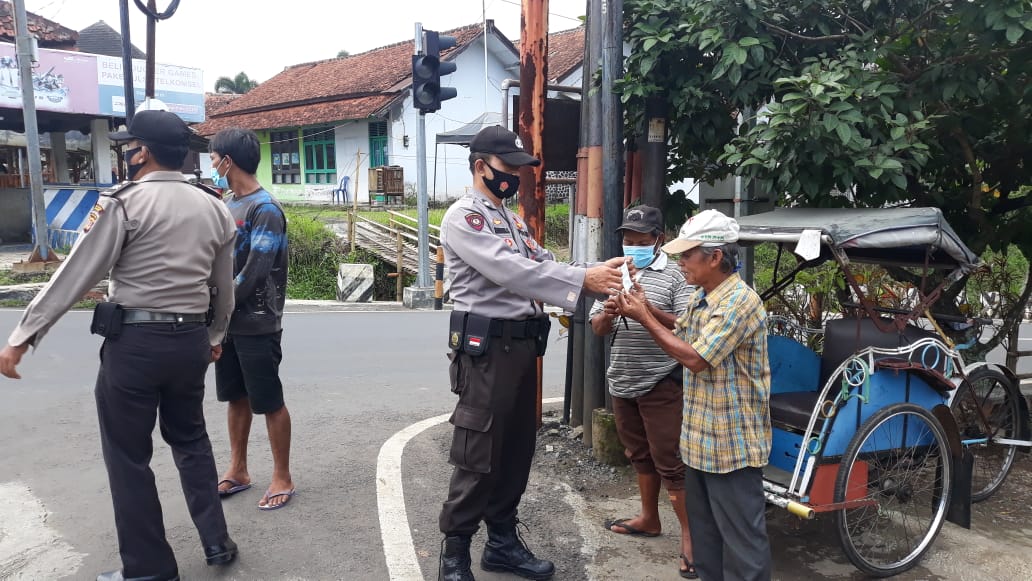 Jajaran personel Polres Ciamis Polda Jabar Gencar Lakukan Edukasi Protokol Kesehatan