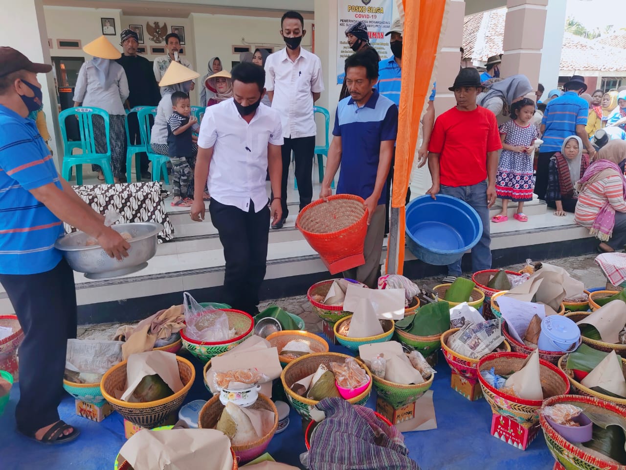 Masyarakat Desa Mekargading Sambut Sedekah Bumi Dengan Ratusan Tumpeng