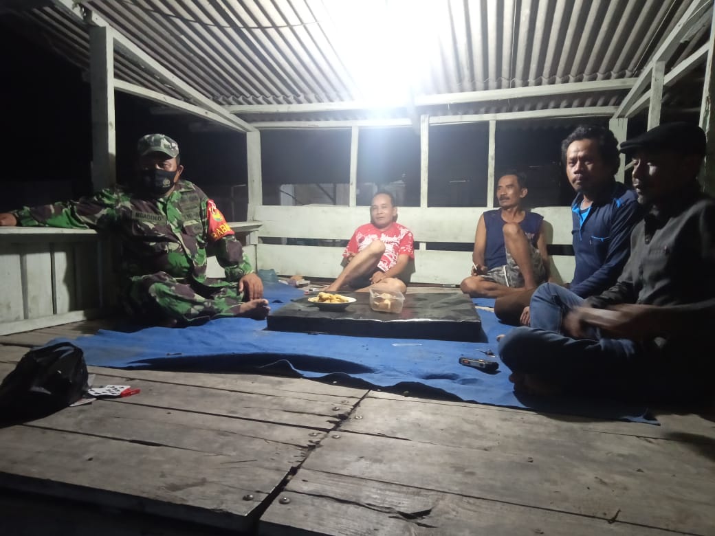 Serka Ngadino Bersama Babinkamtibmas Lakukan Ronda Malam