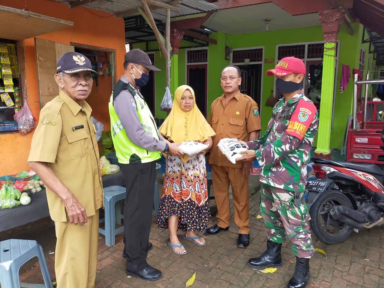Polsek Bersama Koramil Karangampel Bagikan 72 Paket Sembako Pada Warga Kurang Mampu