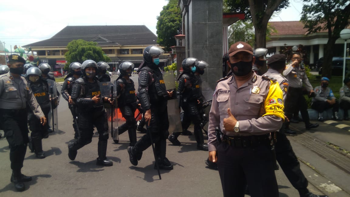 Masyarakat Banyumas Demo Menolak Demo Anarkis