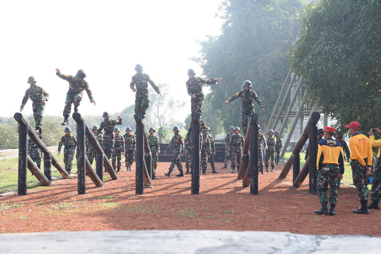 Tanpa Beban, Taruna Tingkat lll Korps Marinir Jalani Ujian Halang Ringtang 