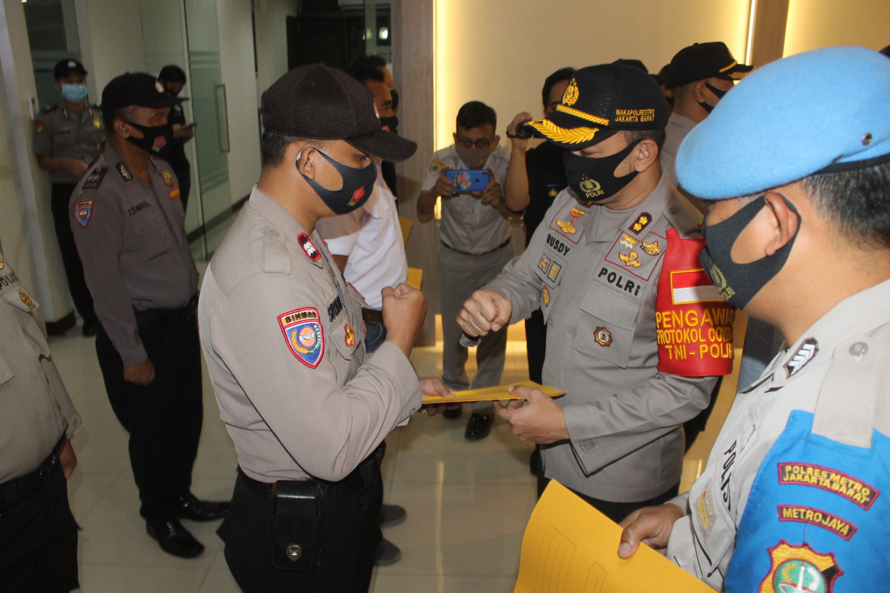 Polres Metro Jakarta Barat Berikan Penghargaan Kepada Delapan Personil Berprestasi