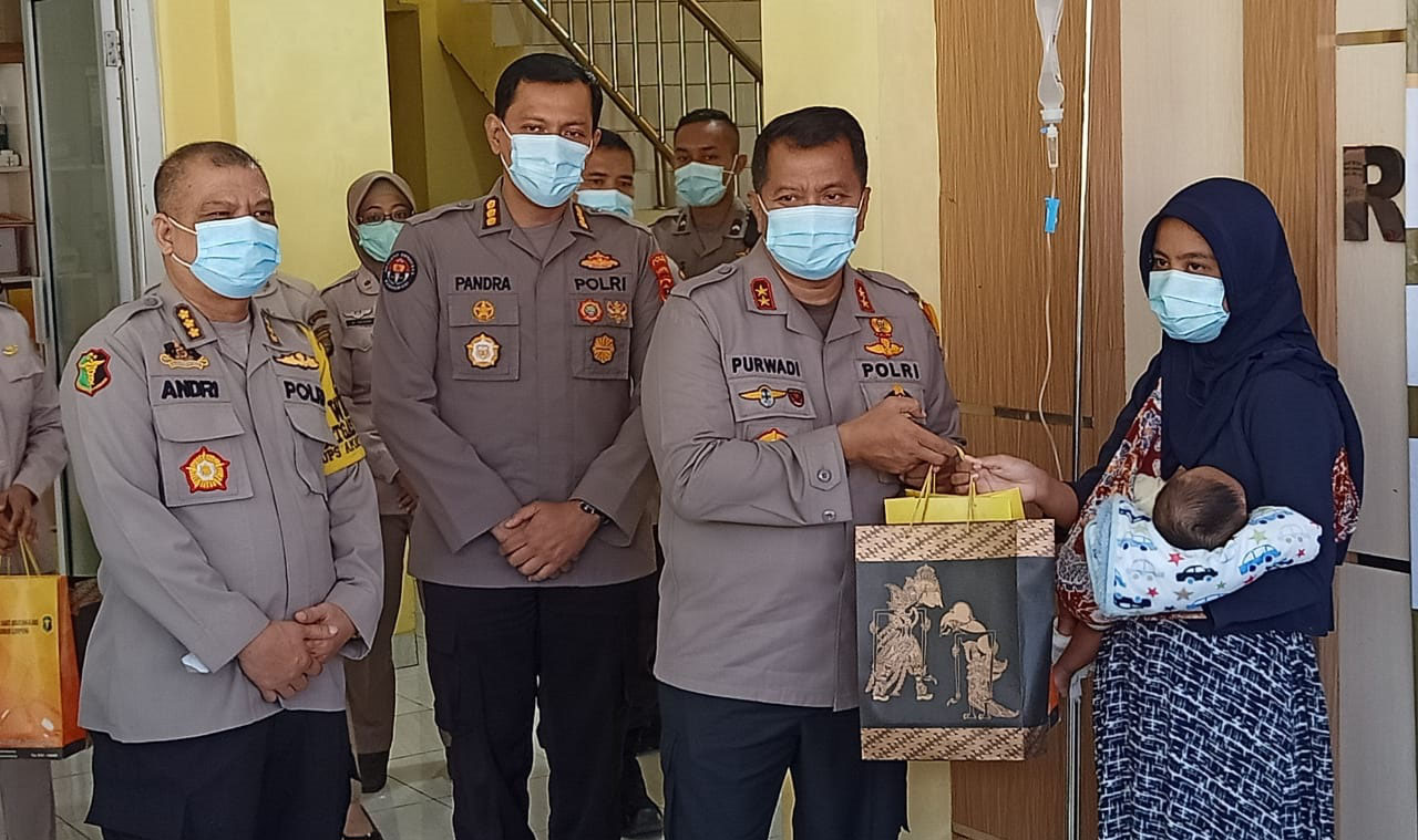Polda Lampung Peduli, Wujudkan Senyum  Anak "Smiley Fece" di Hari Anak Nasional