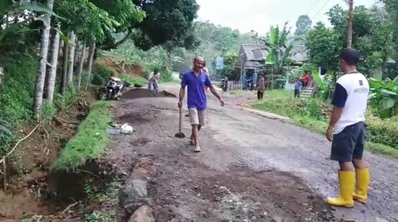 Pemuda Pancasila Ranting Desa Dayeuhluhur Lakukan Baksos Memperbaiki Jalan. 