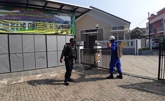 Cegah Covid-19, Sat Brimob Polda Jabar Semprotkan Disinfektan Ke Masjid