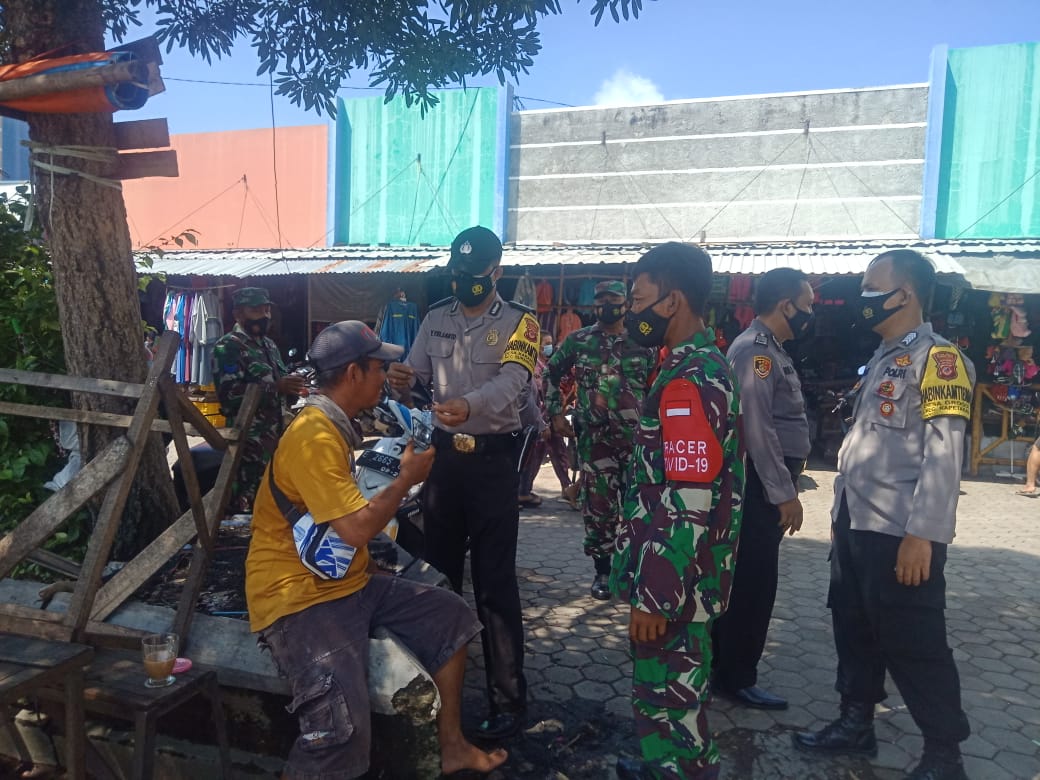 Gelar Ops Yustisi Polres Cirebon Kota Polda Jabar Bersama TNI Bagikan Masker