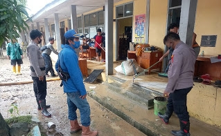 Kapolsek Kasokandel dan Anggota Turut Serta Dalam Pemulihan Pasca Banjir Akibat Luapan Sungai Cikoronjo