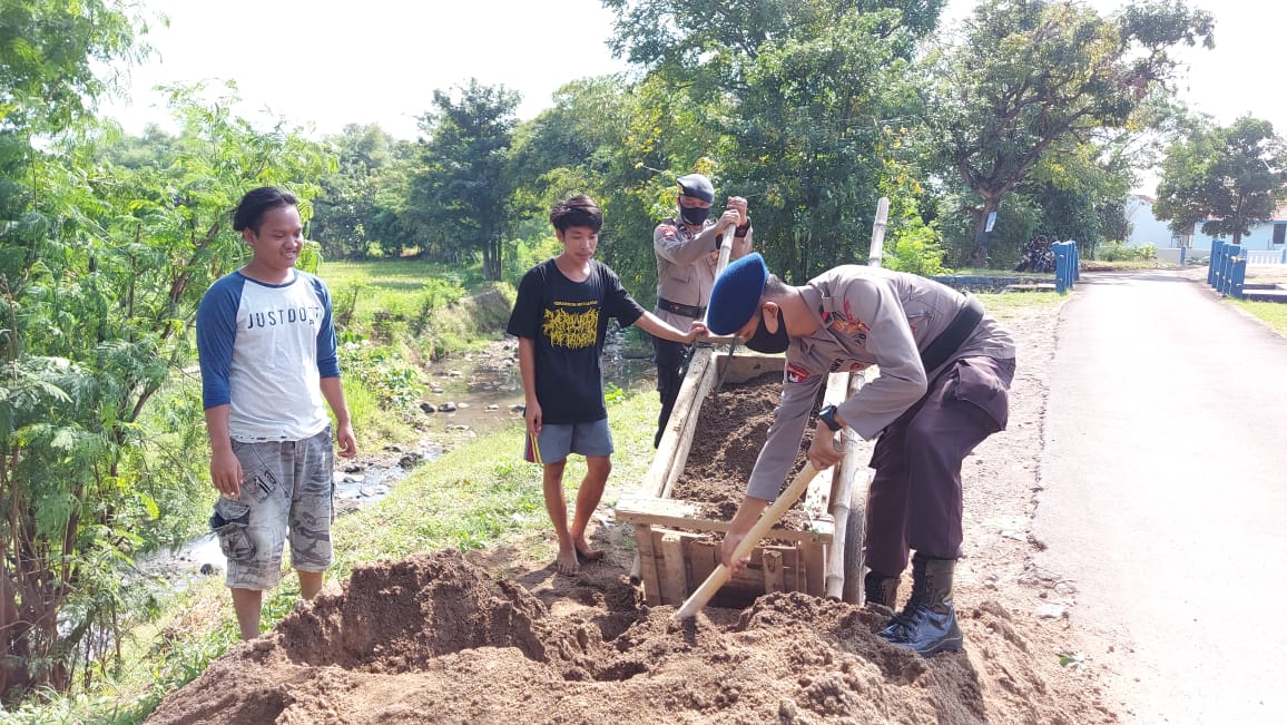 Gotong Royong Bersama Masyarakat, Personel Satuan Brimob Polda Jabar Bangun Pos Kamling dan Pos Yandu