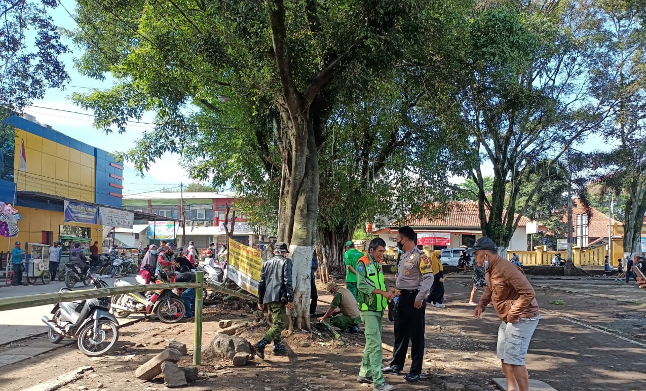 Disiplinkan Prokes, Personel Polresta Bandung Polda Jabar Tertibkan Para Pedagang di Area Alun - Alun Banjaran