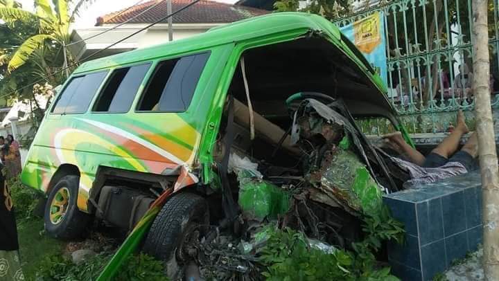 Pecah Ban, Minibus Tabrak Pagar Rumah. 2 Penumpang Tewas, 8 Orang Dilarikan ke Rumas Sakit