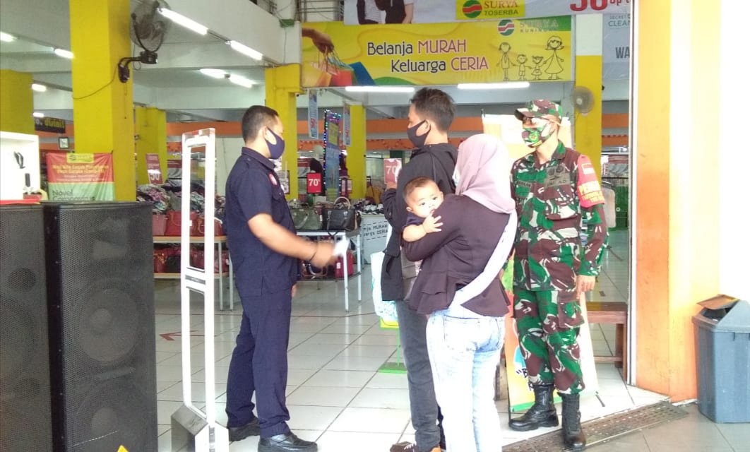 Cegah Penyebaran Covid-19 Koramil 1501 Kuningan Ingatkan Pengunjung di Beberapa Toserba