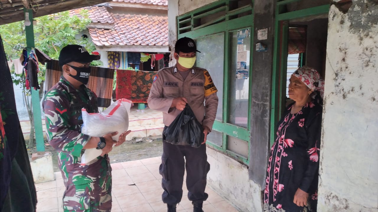 Sebanyak 150 Paket Sembako, Kapolsek Krangkeng Bagikan Pada Masyarakat Jompo