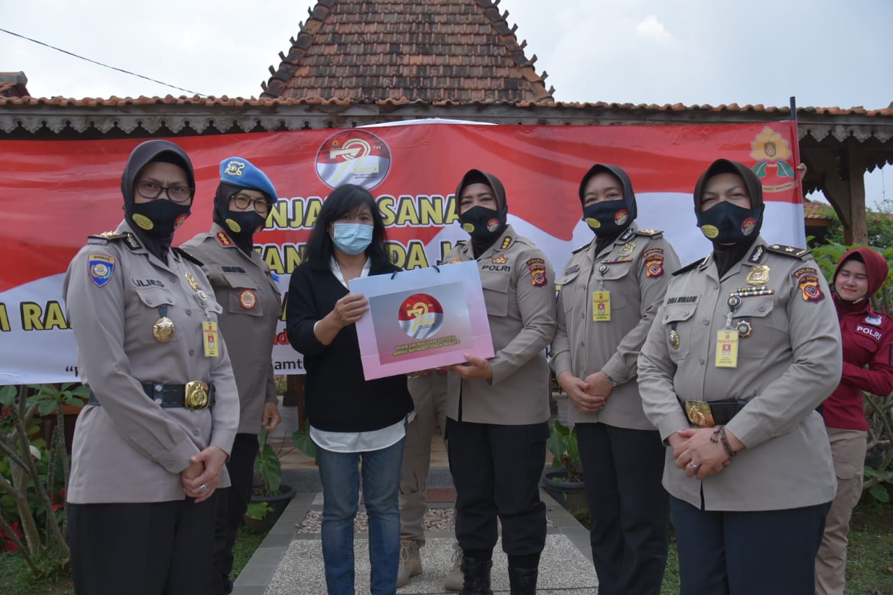 Anjangsana Polwan Polda Jabar Ke Ibu Joedi Ruseto Dalam Rangka Hari Jadi Polwan Ke 72