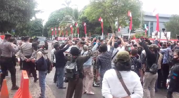Protes Penyekatan di Jembatan Suramadu, Warga Bangkalan Gelar Aksi Unras