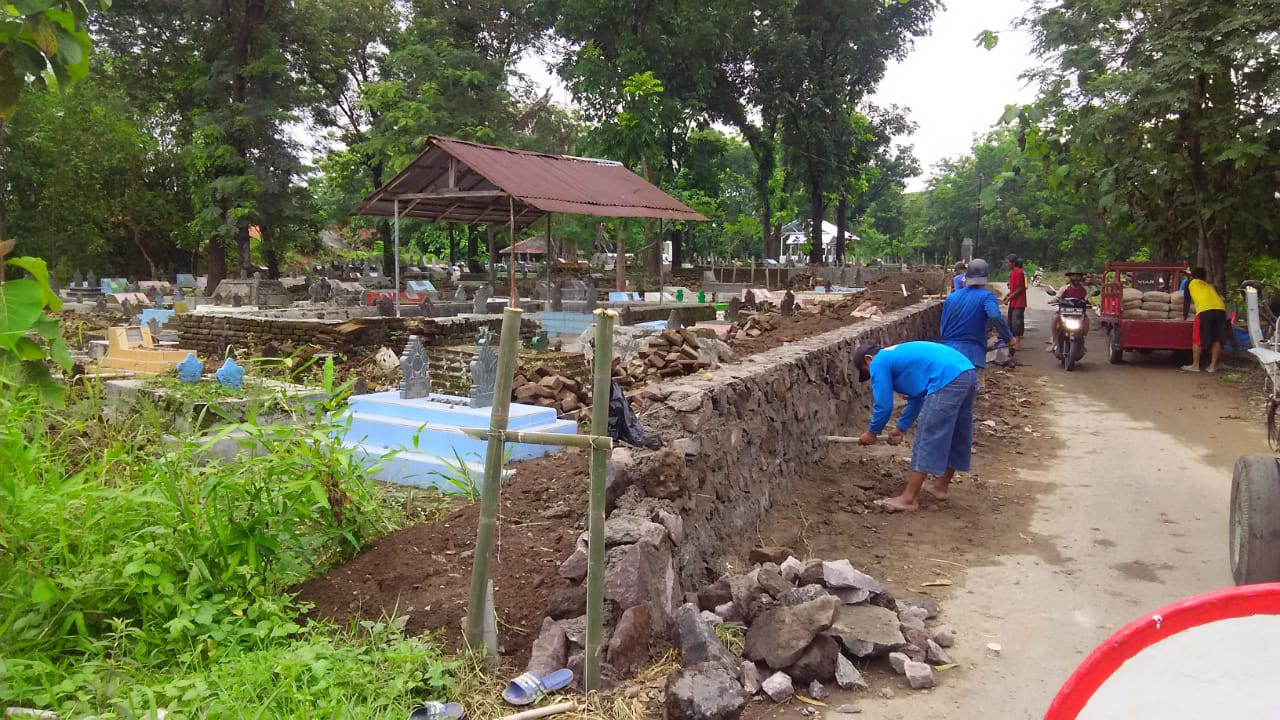 Pemdes Gandasari dan Masyrakat Laksanakan Pembangunan TPT Melalui DD Tahap 3
