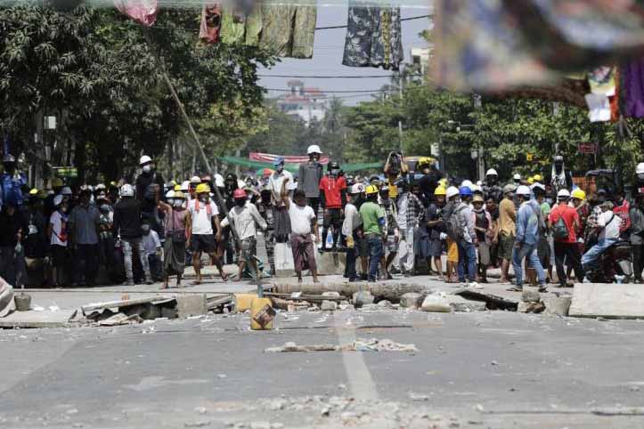 Hindari Kebrutalan Aparat, Warga Myanmar Tinggalkan Negaranya