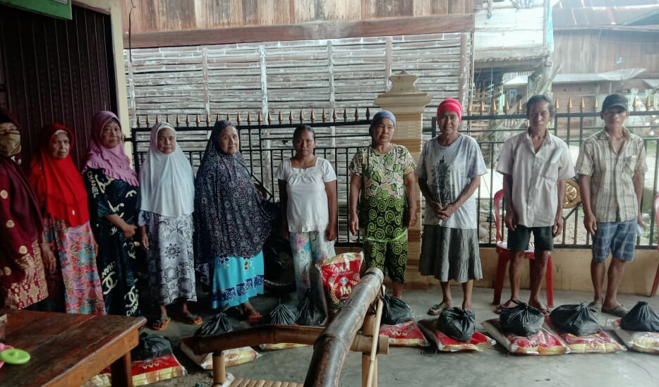 Dinas Sosial Berikan Bantuan Sembako Kepada Lansia Terlantar