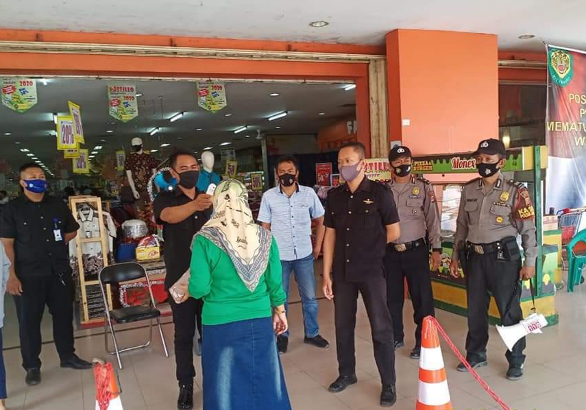 Gelorakan Gebrak Sejuta Masker, Polsek Jatiwangi Bersama Muspika Bagikan Masker Gratis