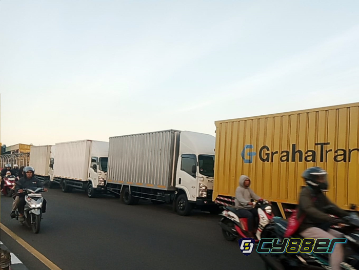 Pengguna Jalan Jalan Raya Mayjen Edi Sukma Minta Petugas Tertibkan Kendaraan yang Parkir di Bahu Jalan