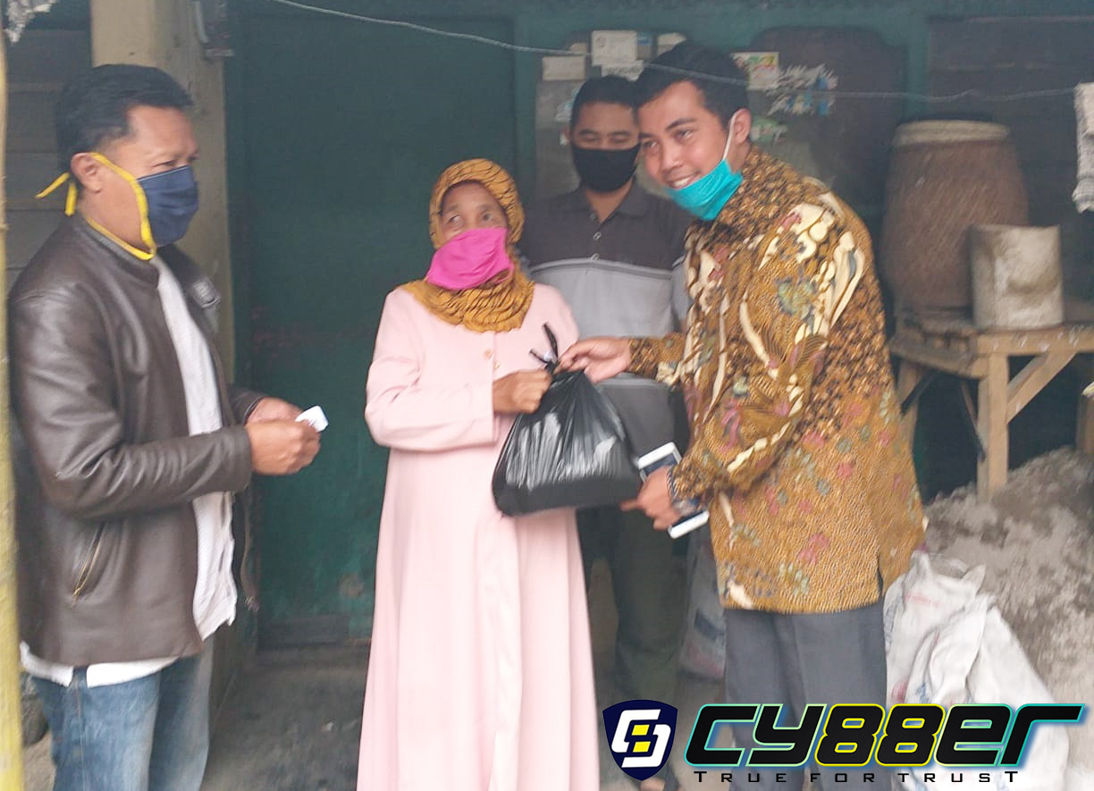 Keluarga Besar Burayot Emak Ijoh dan Paguyupan Peduli Lingkungan RW 03 Salurkan Bantuan Sembako