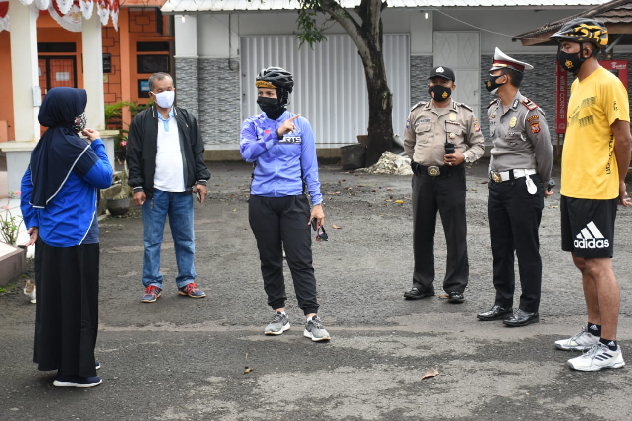 Sambil Bersepeda, Kapolres Banjar Polda Jabar Cek Penerapan PPKM Skala Mikro di Wilayah Patruman dan Langensari