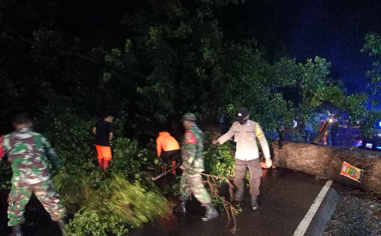 Polres Majalengka Polda Jabar Bersama Koramil dan Warga Evakuasi Pohon Tumbang