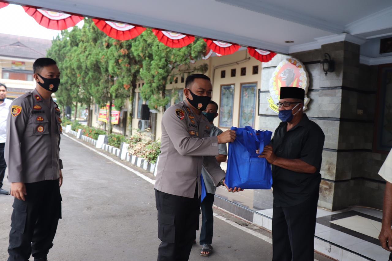 Kapolres Ciamis Berikan Paket Beras, Kepada Dkm Masjid dan Pengurus Taman Makam Pahlawan Ciamis