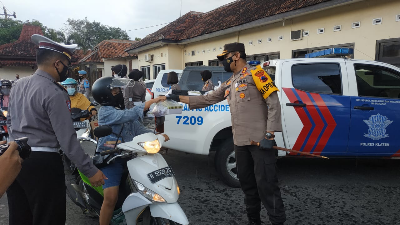 Polres Klaten Membagikan Takjil Gratis Dan Memberikan Edukasi Keselamatan Berlalu lintas