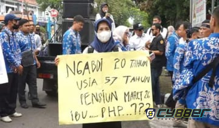 Ribuan Tenaga Honorer Unjuk Rasa di Depan DPRD Garut 