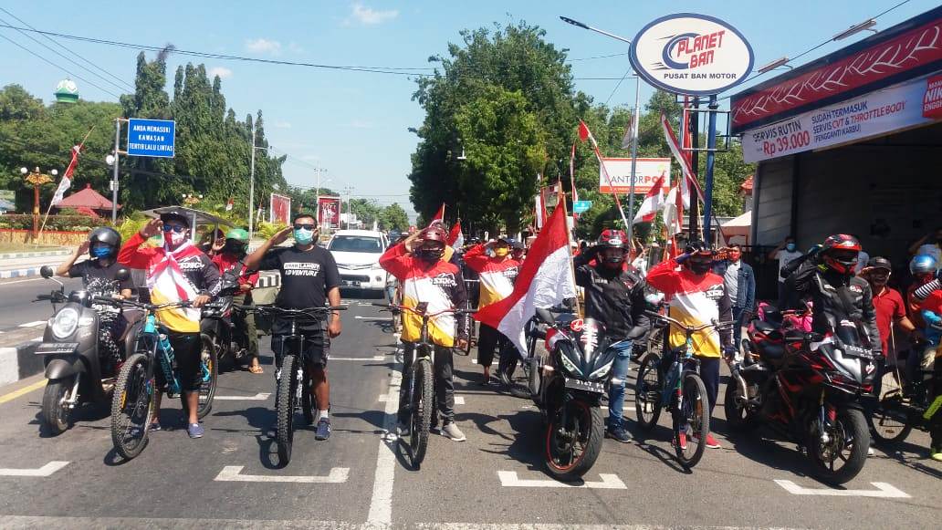  Satlantas Polres Situbondo Berhentikan Pengendara Untuk Beri Penghormatan Kepada Bendera Merah Putih