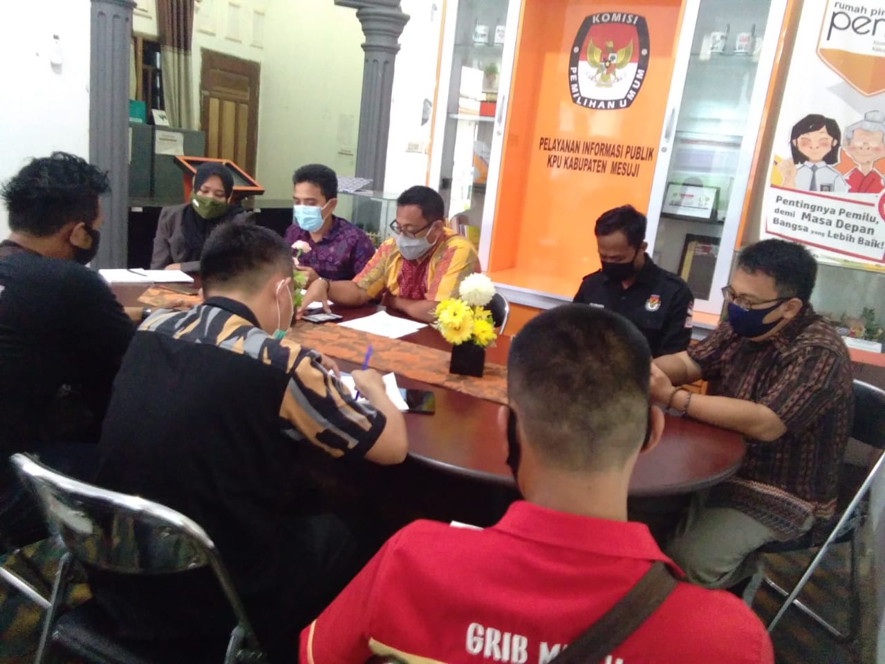 Ormas Mesuji Datangi Kantor Bawaslu dan KPUD kabupaten mesuji Lampung Untuk Audensi