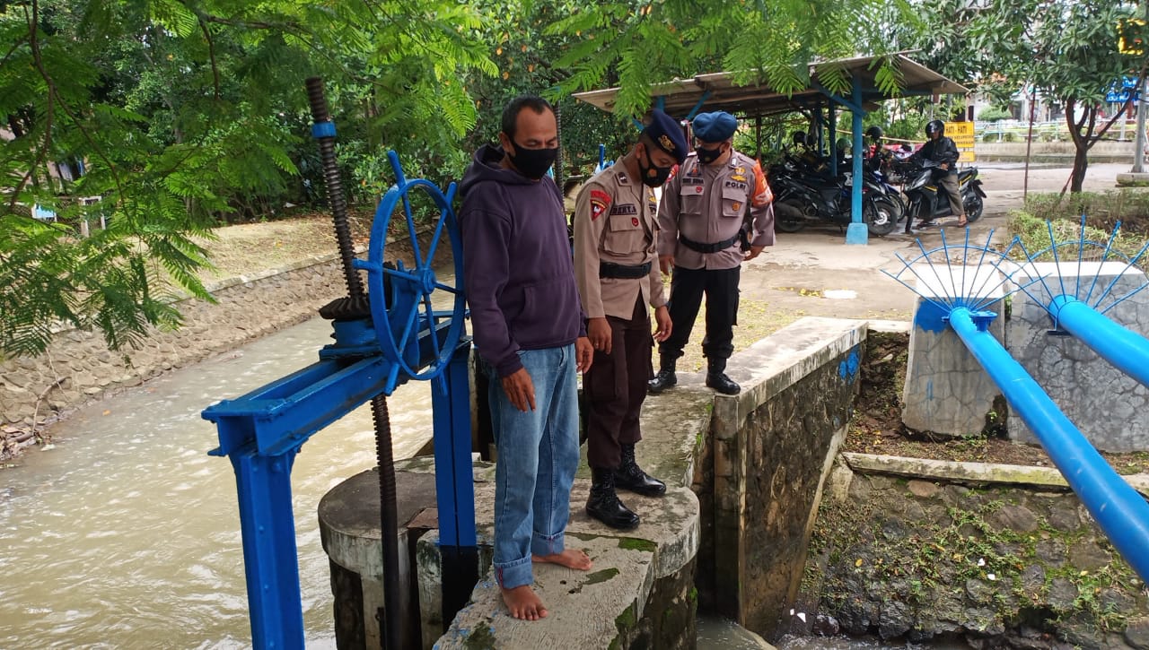 Personel Sat Brimob Polda Jabar Aktifkan Patroli Kawasan Rawan Banjir di Kabupaten Cirebon