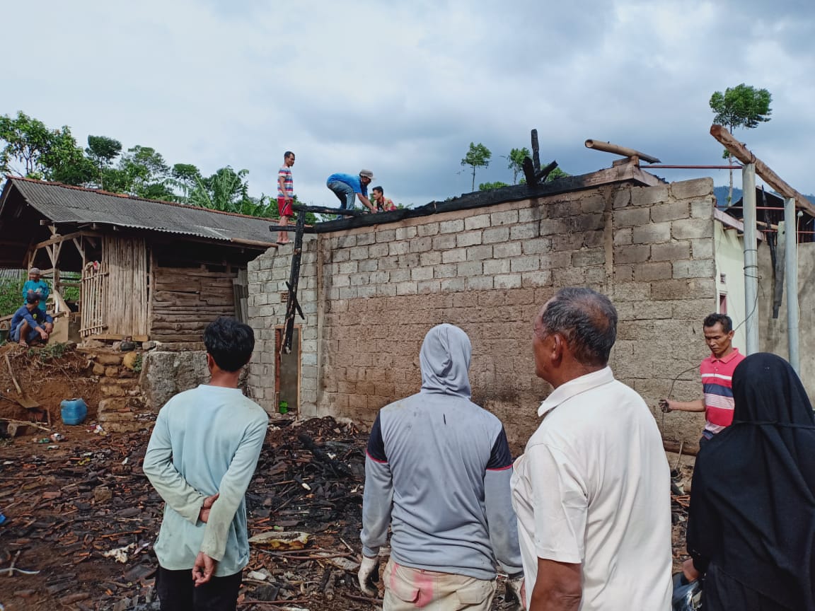 Kebakaran di Pamulihan Sumedang Hanguskan 2 Rumah, Supendi dan Tatang Alami Kerugian Sekitar Rp.105 Juta