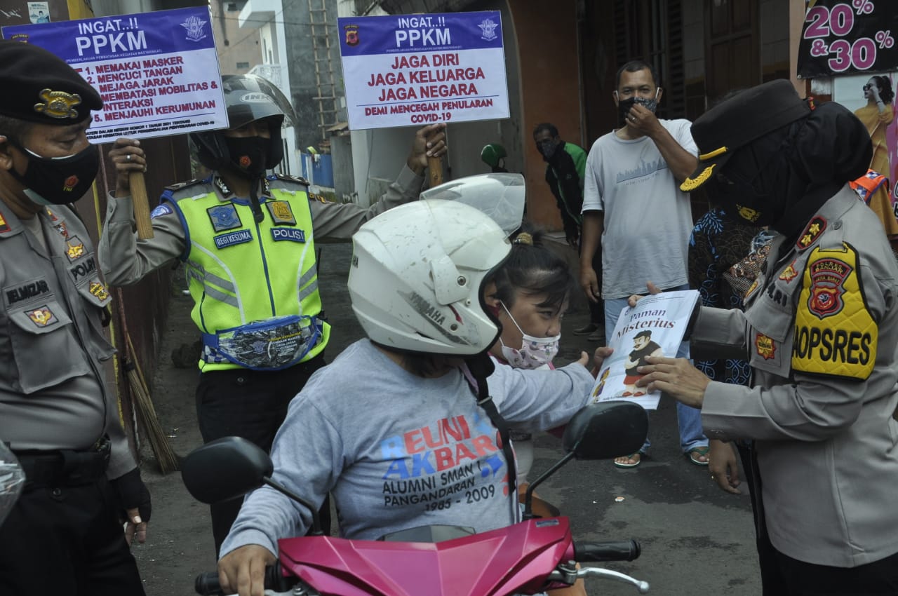 Kapolres Banjar Bagikan Masker dan Buku Cerita Anak Kepada Penggunaan Jalan