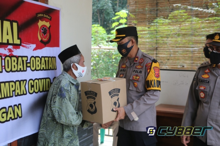 Pada Warga Isoman, Polisi di Kuningan Bagikan 150 Paket Sembako dan Obat - Obatan