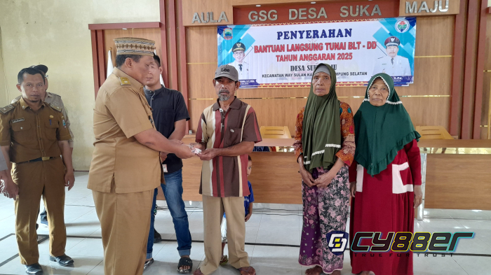 Pemdes Sukamaju Salurkan BLT DD pada 5 KPM