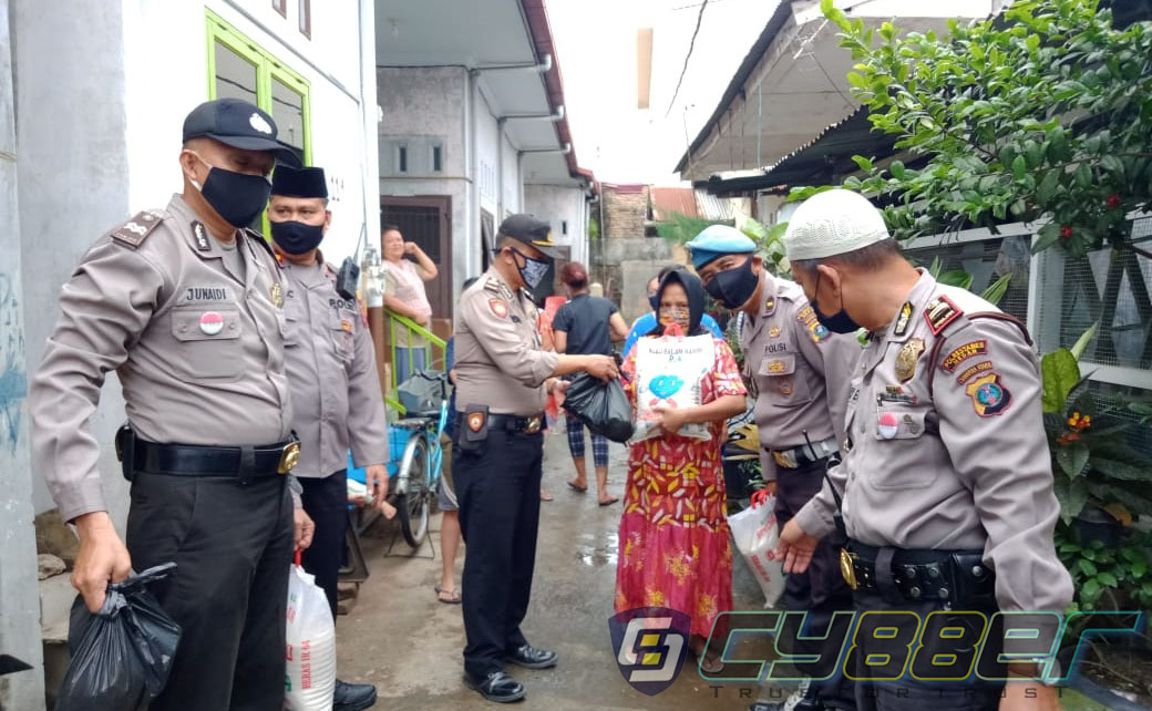 Kapolsek Medan Area, dan Jajaran Gelar Bakti Sosial Peduli Pandemi Covid 19 di Jum,at Barokah 