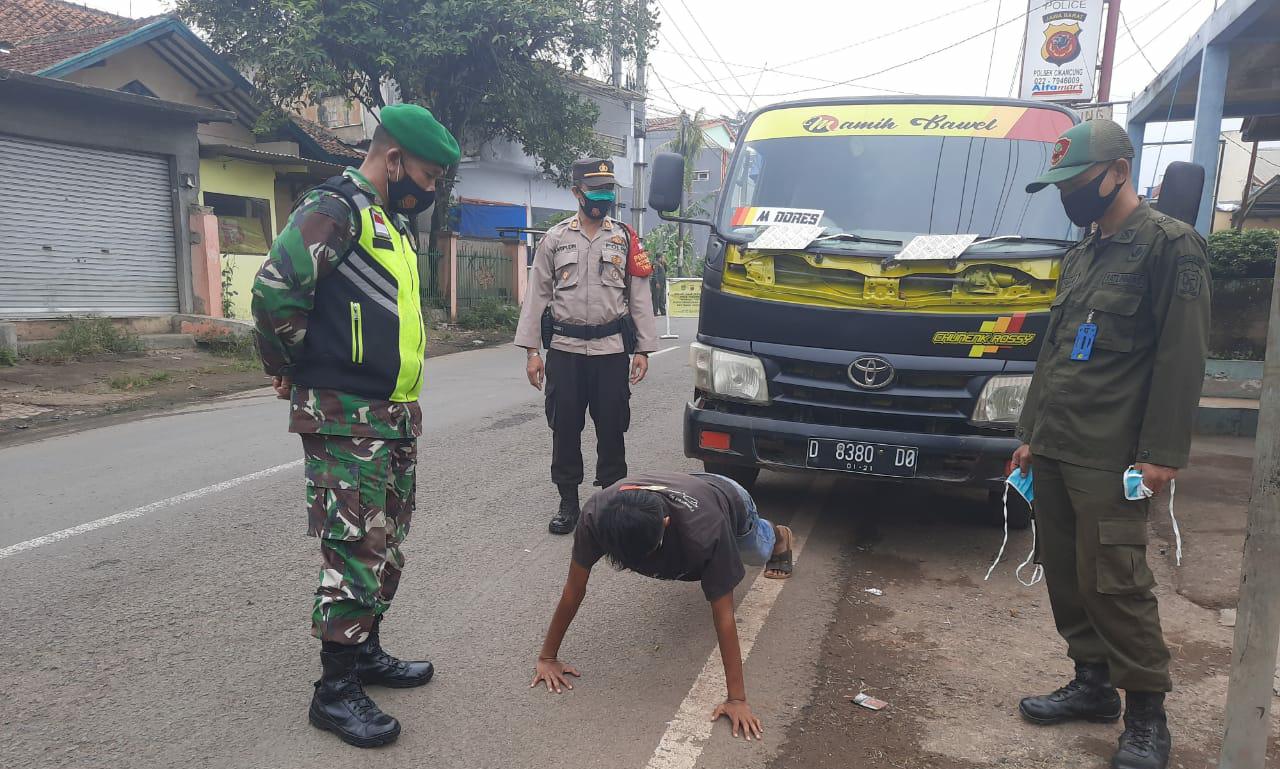 Tekan Angka Covid-19, TNI POLRI dan Sat Pol PP Himbauan 5M dan Beri Penindakan Fisik  
