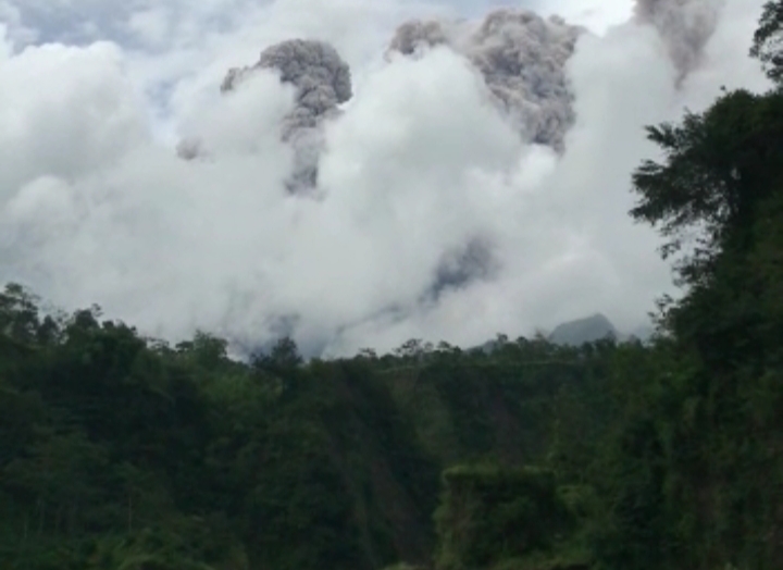 Erupsi Disertai Guguran Awan Panas Kembali di Semburkan  Gunung Merapi