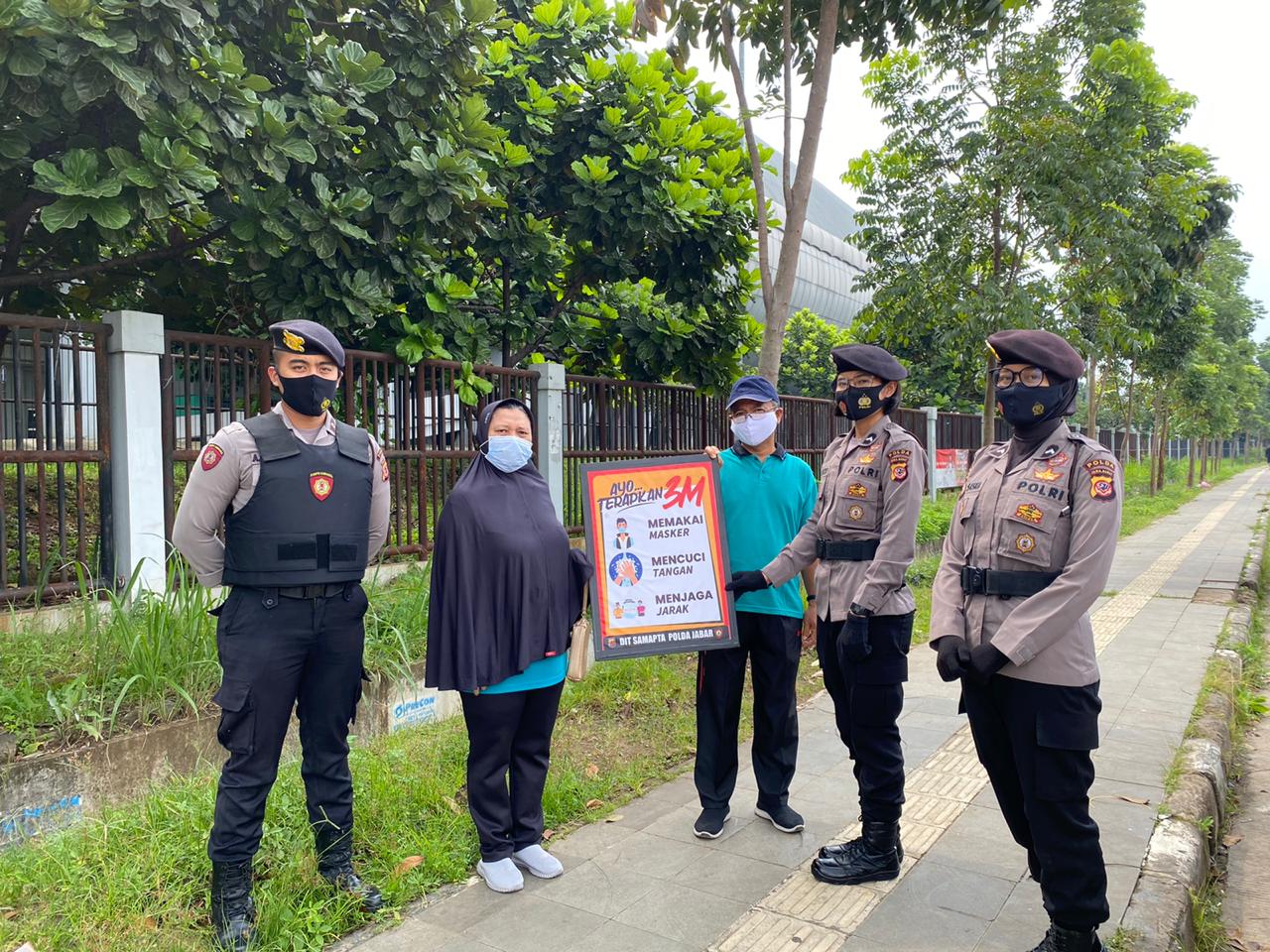 Polwan Negosiator Gencar Patroli Himbau Prokes dan PPKM di Wilkum Polda Jabar
