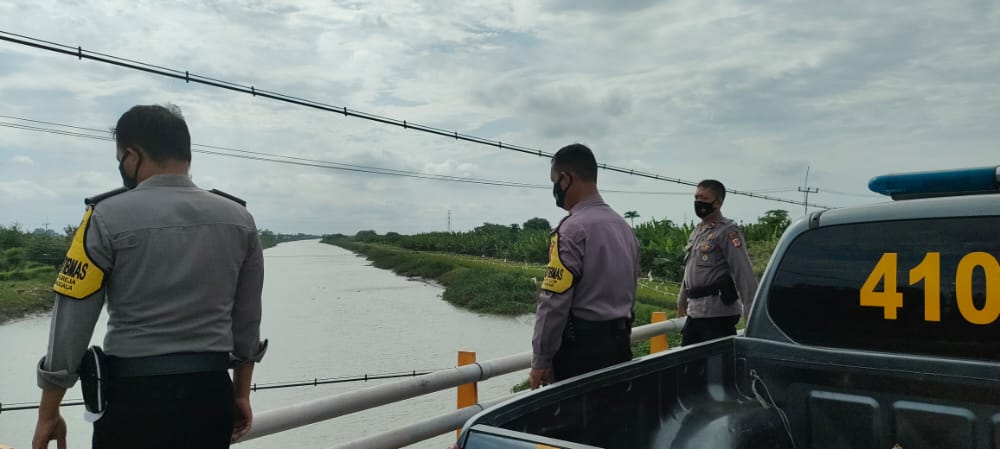 Kapolsek Kapetakan Polres Cirebon Kota Polda Jabar, Turun Langsung Cek Debit Air Sungai Dan Himbau Warga Langkah - Langkah Antisipasi Banjir