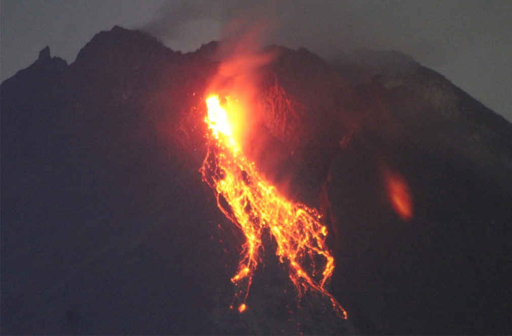 Merapi Keluarkan Lava Pijar, BPPTKG Sebut Potensi Bahaya Berupa Guguran Lava dan Awan Panas.