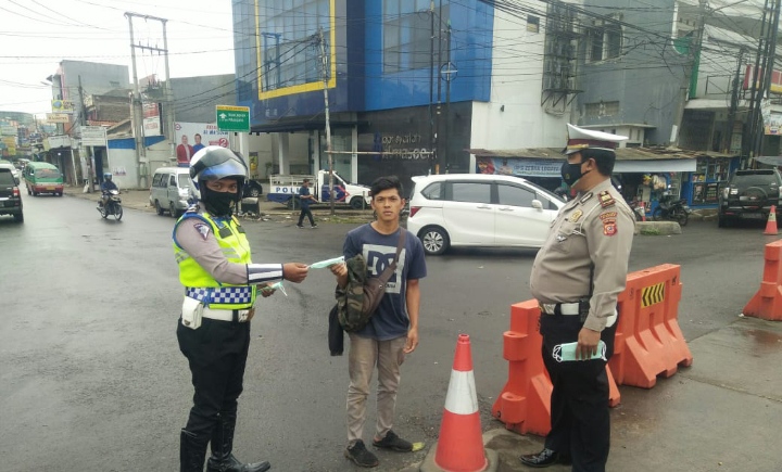 Polresta Bandung Polda Jabar Baksos Bagi-Bagi Masker Dalam Ops Zebra Lodaya 2020