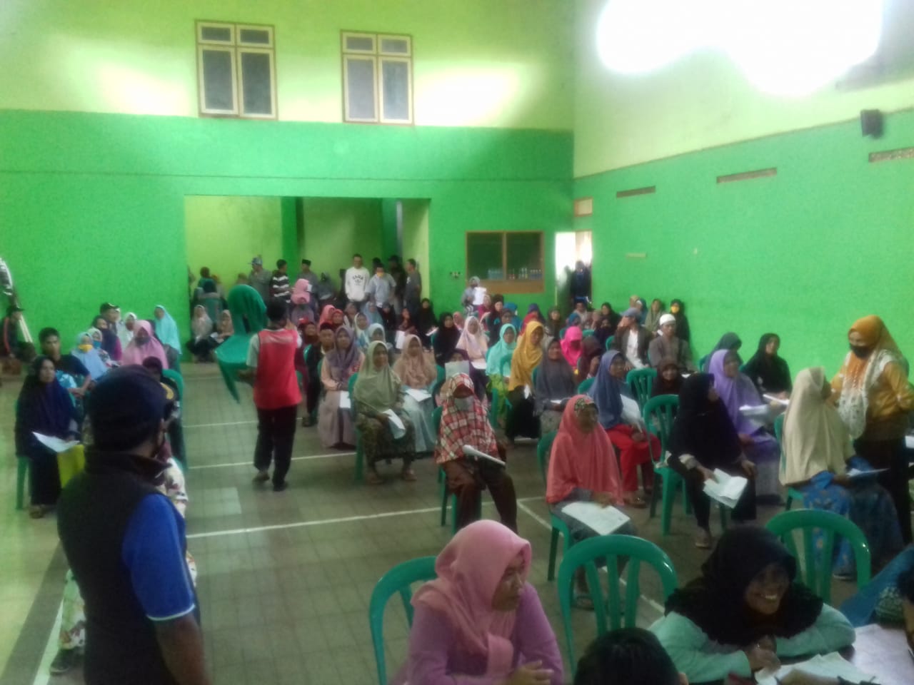 Abaikan Sosial Distancing, Warga Berdesakan Antri Kartu Sembako