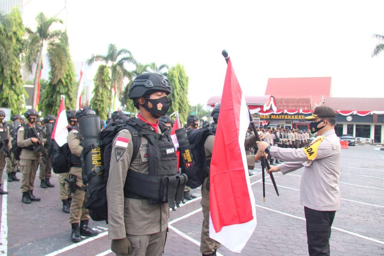 Kapolda Riau Serahkan Bendera Merah Putih  Kepada Sat Brimob yang BKO ke Polda Papua, Sebagai Lambang Keutuhan NKRI